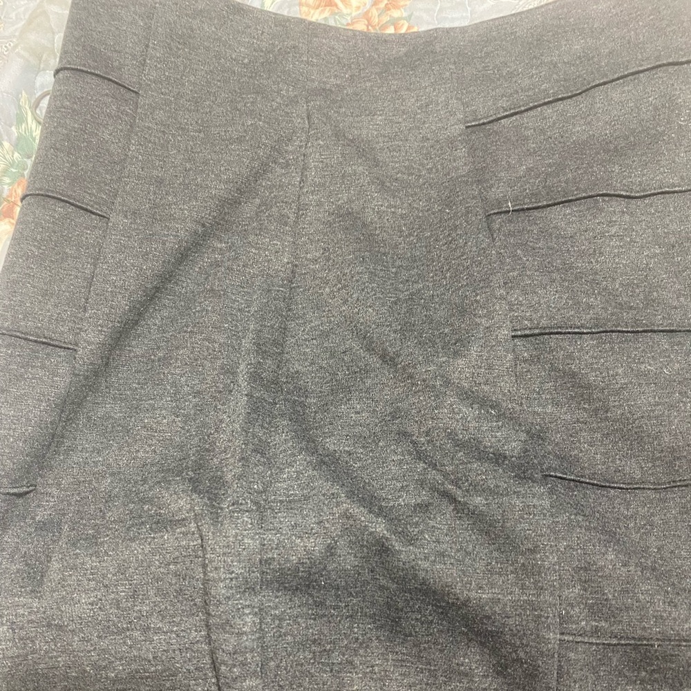 Beautiful, classy a fitted skirt, designed by Line and Dot. Brand new; size L